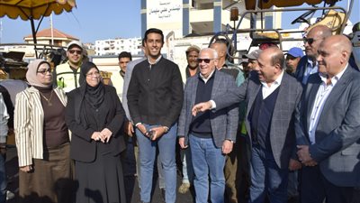 محافظ بورسعيد ورئيس المركزي للتعمير يتفقدان أعمال تطوير سوق الهنا الحضاري الجديد: نستهدف القضاء على الأسواق العشوائية| صور 