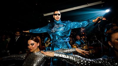 متصالح مع نفسه.. أبو الروس يحتفل برأس السنة مع الأيتام نهارا ويشعل سهرة للكبار فقط 