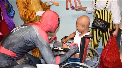 أول أيام 2024 سبايدرمان يدعم الأطفال محاربي السرطان بتوزيع الهدايا والألعاب بالأقصر