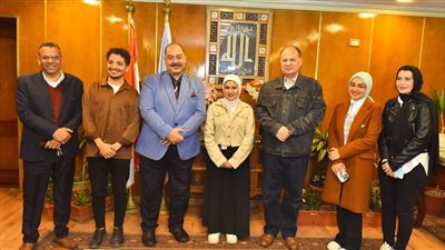 محافظ أسيوط يلتقي بعض طلاب كلية تربية نوعية لاستعراض بعض المشروعات القومية