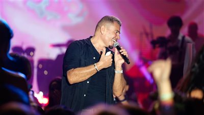 عمرو دياب يحيي حفل رأس السنة في دبي ويغني وسط جمهوره | صور