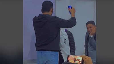 دلق عليهم البيبسي.. موقف شجاع ومفاجئ من معلم لطلابه بسبب المقاطعة