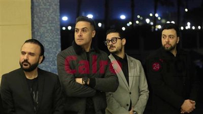 مدين ومصطفى عاطف يساندان الموزع أحمد عادل ويستقبلان معه عزاء والدته |صور