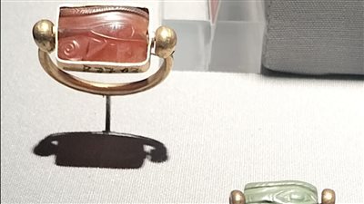 من الذهب.. المتحف المصري بالتحرير يعرض خاتمين منقوشين لـ الملك بسوسنس الأول