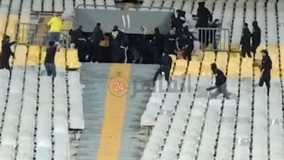 أحدثوا تلفيات بأكثر من 100 ألف جنيه.. تفاصيل اشتباكات جماهير المصري والإسماعيلي بملعب برج العرب |بث مباشر