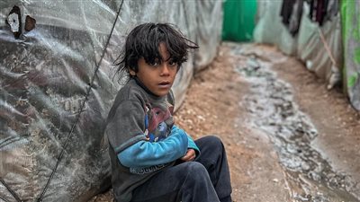 فيديو لصغيرة فلسطينية دون حذاء ترتجف من البرد يثير حزن مستخدمي السوشيال ميديا