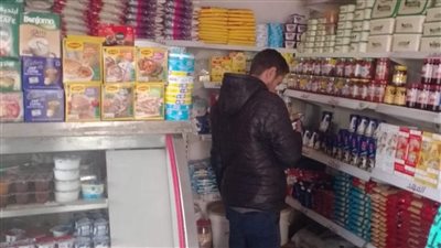 تحرير محاضر لمخالفات صحية وإعدام أغذية غير صالحة للاستهلاك الآدمي ببني سويف 