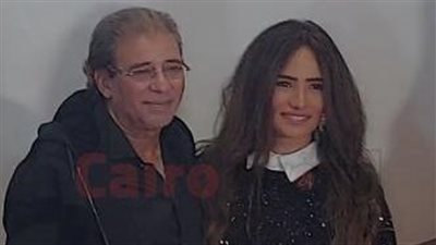 زينة تصل العرض الخاص لفيلم الإسكندراني وخالد يوسف يستقبلها | صور