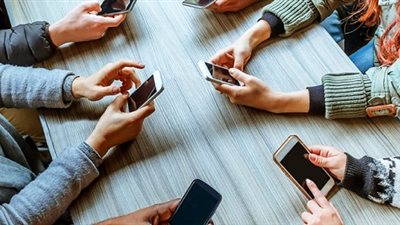 دراسة: نصف المراهقين البريطانيين يعانون من إدمان السوشيال ميديا