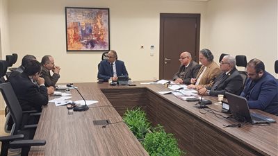 نائب وزير الإسكان يناقش مع رئيس شركة المقاولون العرب فرص الاستثمار في قطاع مرافق مياه الشرب 