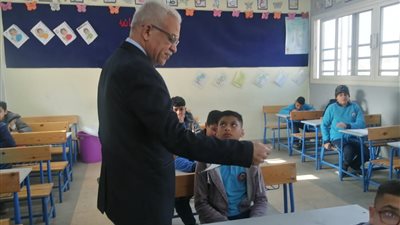 مدير تعليم القاهرة يتابع سير امتحانات النقل.. ويوجه بالالتزام بالإجراءات الاحترازية