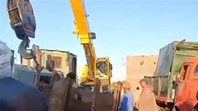 بعد خروجه عن القضبان.. بدء أعمال رفع قطار القصب المعطل بقنا| بث مباشر 