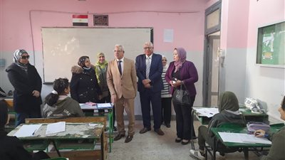 مدير تعليم القاهرة يتفقد لجان امتحانات النقل.. ويؤكد على منع استخدام التليفون داخل اللجان