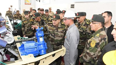 الفريق أسامة عسكر يتفقد المنظومة التعليمية بأحد المراكز التدريبية للقوات المسلحة