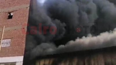 نشوب حريق داخل مصنع أقمشة أمام سنترال النزهة بجسر السويس| صور 