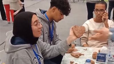 شاب يدرب المكفوفين على نحت مجسمات برايل بمكتبة الإسكندرية | بث مباشر 