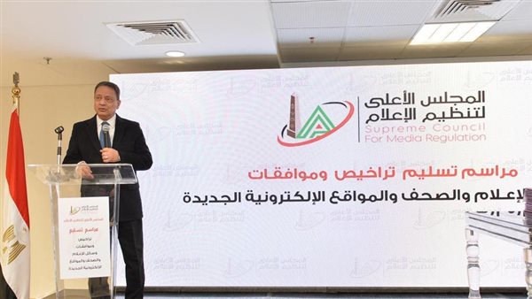 الكاتب الصحفي كرم