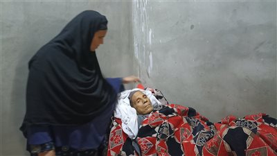 سيدة ببني سويف تستغيث لعلاج زوجها: بعت عفش البيت علشانه