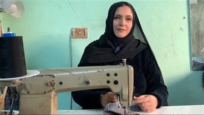 قصة كفاح أرملة ببورسعيد لجأت للعمل بالخياطة: بشتغل 15 ساعة يوميًا.. ووفاة زوجي أثرت فيا | بث مباشر