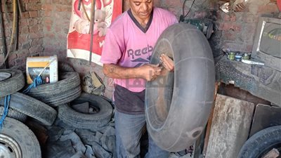 بيحارب السرطان.. عم ياسر يعمل في تصليح الكاوتش: بعاني من مضاعفات ومضطر أشتغل عشان أصرف على ولادي