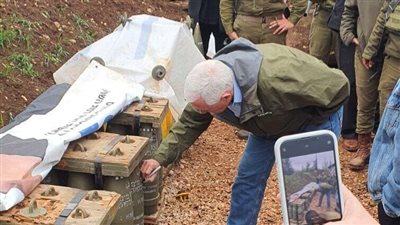 نائب الرئيس الأمريكي السابق يزور مواقع إسرائيلية ويضع توقيعه على قذائف الاحتلال