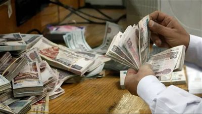 قلد التوقيعات على المستندات الخاصة.. فصل موظف بنك اختلس من حسابات العملاء