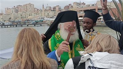 صليب وبحر وحمام وقداس وكعكة.. 5 مشاهد ترصد احتفال الأقباط الروم الأرثوكس بعيد الغطاس