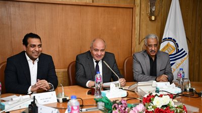 محافظ قنا: حصر وحوكمة أراضي أملاك الدولة المستردة خلال موجات الإزالة