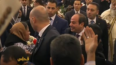 السيسي يتوقف لالتقاط صورة سيلفي مع سيدة في قداس عيد الميلاد