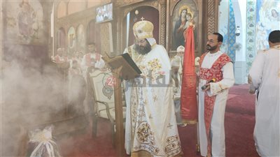 أسقف البحر الأحمر يترأس قداس عيد الميلاد بكاتدرائية الأنبا شنودة بالغردقة| صور وفيديو