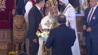  السيسي يهدي البابا تواضروس الثاني باقة من الورود.. والأخير يبادله بهدية تذكارية
