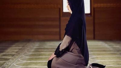 الإفتاء: على المرأة خلال الصلاة الالتزام بتغطية كامل جسدها عدا الوجه والكفين