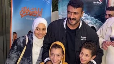 أحمد العوضي يلتقط صورًا مع جمهوره خلال احتفاله بفيلمه الإسكندراني في مول العرب | بث مباشر