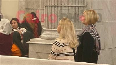 على الأرض السلام.. سائحتان تشاركان الأقباط المصريين الاحتفالات بقداس عيد الميلاد بإحدى كنائس الأقصر