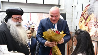 استقبلوه بالورود.. محافظ قنا يزور مطرانية دشنا للتهنئة بعيد الميلاد المجيد | صور