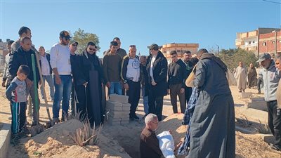 توفيت خلال تلقيها العلاج بالمستشفى.. تشييع جنازة صغيرة فلسطينية ودفنها بمقابر العريش | صور