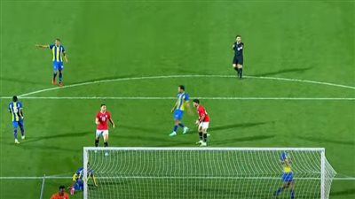 أحمد زيزو يعنّف عمر كمال عبد الواحد في مباراة مصر وتنزانيا