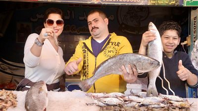 اكلت جمبري ورقصت مع البائعين.. تفاصيل زيارة شمس الكويتية لسوق السمك بـ بورسعيد | صور وفيديو 