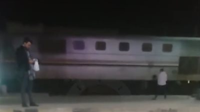 محاولات لإعادة جرار قطار دسوق إلى القضبان بمزلقان قراقص بدمنهور