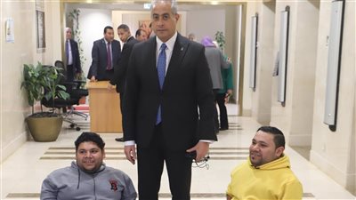 مواطن من ذوي الهمم توجه لوزير العمل طلبا لوظيفة.. وشحاته يستجيب