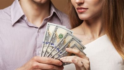 عالم أزهري: يجوز للزوجة الغنية إخراج زكاتها وصدقاتها لزوجها المسكين