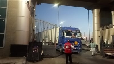 دعمًا من الكويت لغزة.. ميناء سفاجا يستقبل 185 طن بطاطين وملابس