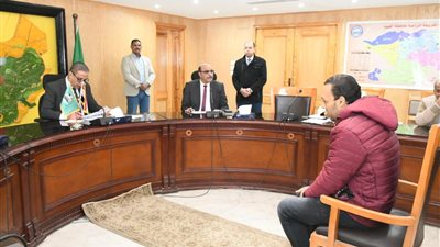محافظ الفيوم يوجه بتوفير مساعدات مالية ومشروعات ومعاشات للحالات الأولى بالرعاية