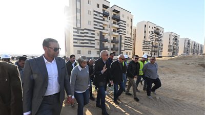 وزير الإسكان يتفقد وحدات سكن لكل المصريين بمدينة السويس الجديدة