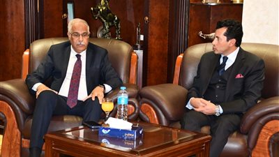 وزير الرياضة يجتمع برئيسي اتحاد الكرة ورابطة الأندية لمناقشة تنظيم حضور الجماهير للمباريات