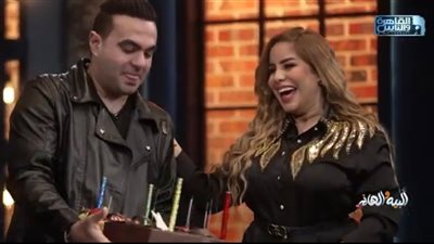 المطرب حمزة الصغير يفاجئ زوجته ويحتفل بعيد ميلادها خلال لقائهما في البيه والهانم | فيديو