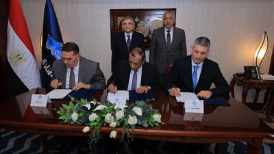 أسامة ربيع يشهد توقيع عقد لإدارة مخلفات السفن العابرة لقناة السويس