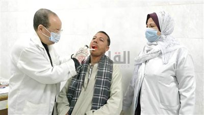 الكشف على 1698 حالة خلال قافلة مجانية في ملوي بالمنيا