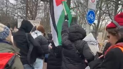 مظاهرات حاشدة أمام محكمة العدل الدولية لمحاكمة إسرائيل بتهم جرائم الحرب بغزة | بث مباشر