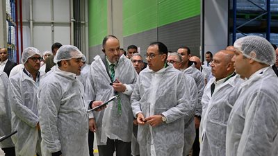 رئيس الوزراء يتفقد مصنع حياة إيجيبت للمنتجات الصحية